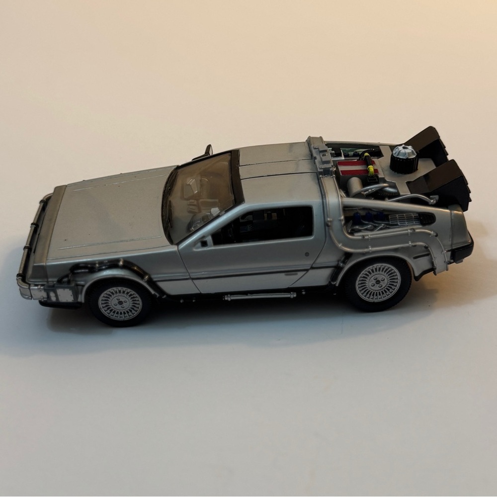 WELLY No.2441 Back to the Future 2 DeLorean Uniersal Studios U-Drie 1/24 - Picture 2 of 12